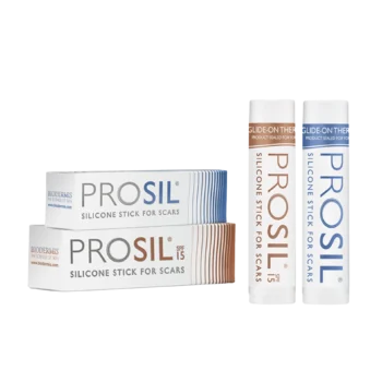 ProSil 4,25g silikonsticka för ärr visas i bilden, tillsammans med två förpackningar. Den ena förpackningen är märkta med SPF 15, medan den andra är neutral. Produkterna är presenterade på ett vitt bakgrund, vilket gör att informationen tydligt framträder.
