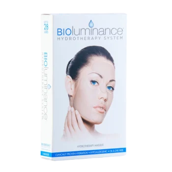 Förpackningen av Bioluminance Hydromask visar en kvinna med en ansiktsmask som täcker delar av hennes ansikte. Hon har mörkt hår och blå ögon, och hon håller sin hand mot ansiktet. Produkten beskrivs som en hydromask för hydroterapi och är utformad för kliniskt beprövad hydrering, hypoallergen och fri från olja och färgämnen. Text på förpackningen anger att den kan användas upp till 28 gånger.