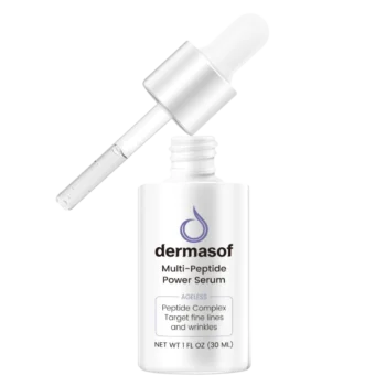Flaska med Multi-Peptide Power Serum från Dermasof, med en transparent pipett som ligger ovanpå. Flaskan är vit med svart och lila text som beskriver innehållet: ett peptidkomplex som riktar sig mot fina linjer och rynkor. Produkten är i en 30 ml flaska.