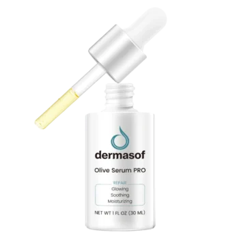 Framträdande flaska med olive serumet "Olive Serum PRO" från dermasof, som är 30 ml. Flaskans etikett har en stilren design med text som beskriver produkten som reparerande, glödande, lindrande och återfuktande. Pipetten är delvis fylld med en gyllene vätska.
