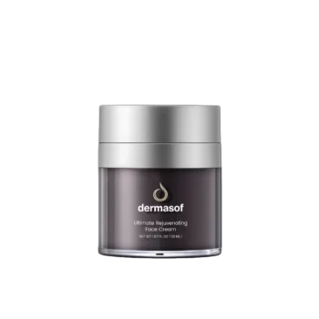 Dermasof Ultimate Rejuvenating Face Cream, en elegant och stilren krämförpackning med en silverfärgad lock och en mörk glasbehållare. Produkten har en etikett med texten "Ultimate Rejuvenating Face Cream" och "dermasof" i vitt. Innehållet är 50 ml.