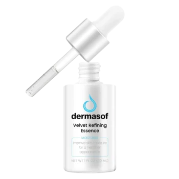 Flaska med Dermasof Velvet Refining Essence, ett hudvårdsserum i en vit, stilren flaska med svart text. En pipett är delvis nedsänkt i flaskan, redo att användas för att applicera essensen på huden. Texten betonar att produkten förbättrar hudens fukt för ett friskare utseende. Flaskan rymmer 30 ml.